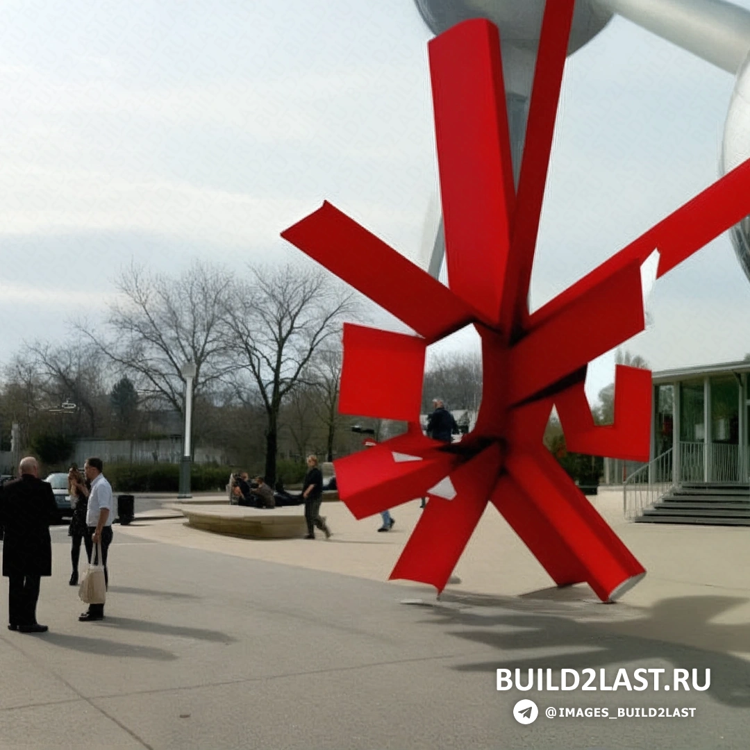 Человек, рассматривающий скульптуру RockGrowth в галерее, на фоне белой стены