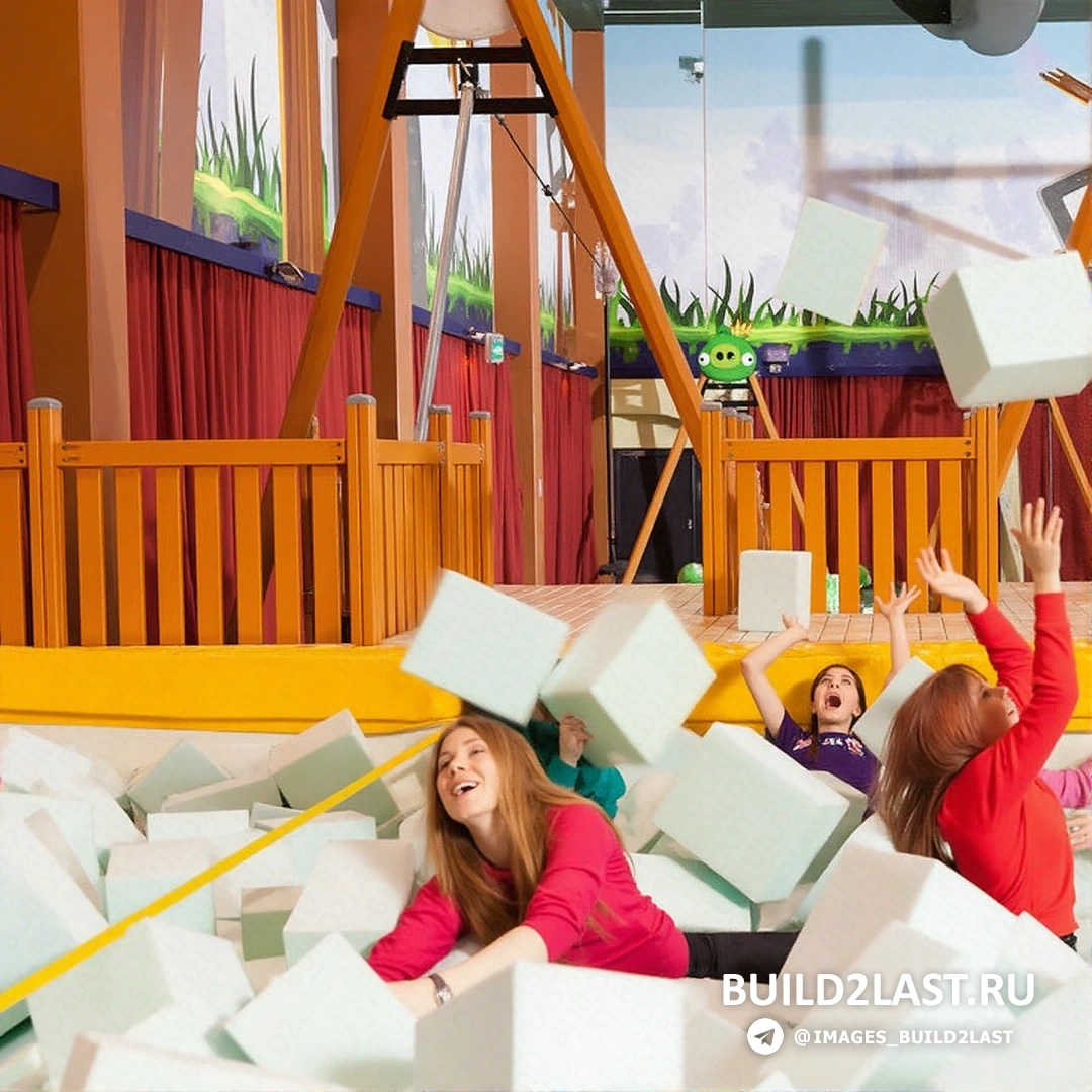 Детская игровая площадка в тематическом парке Angry Birds, Лапперанта, Финляндия. Развлекательные аттракционы для детей.