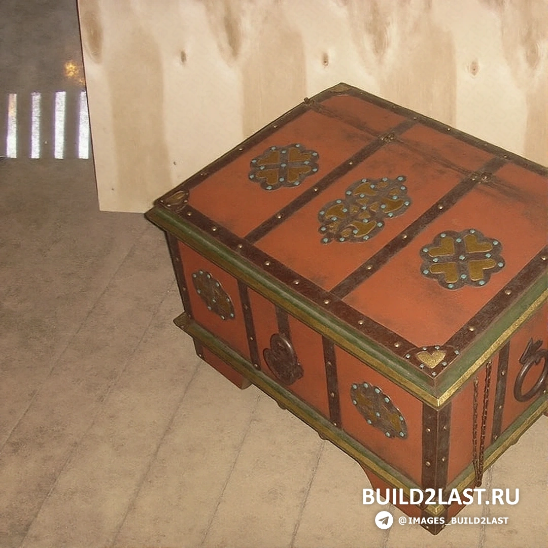 Этнический стильный сундук из светлого дерева с резьбой и досками