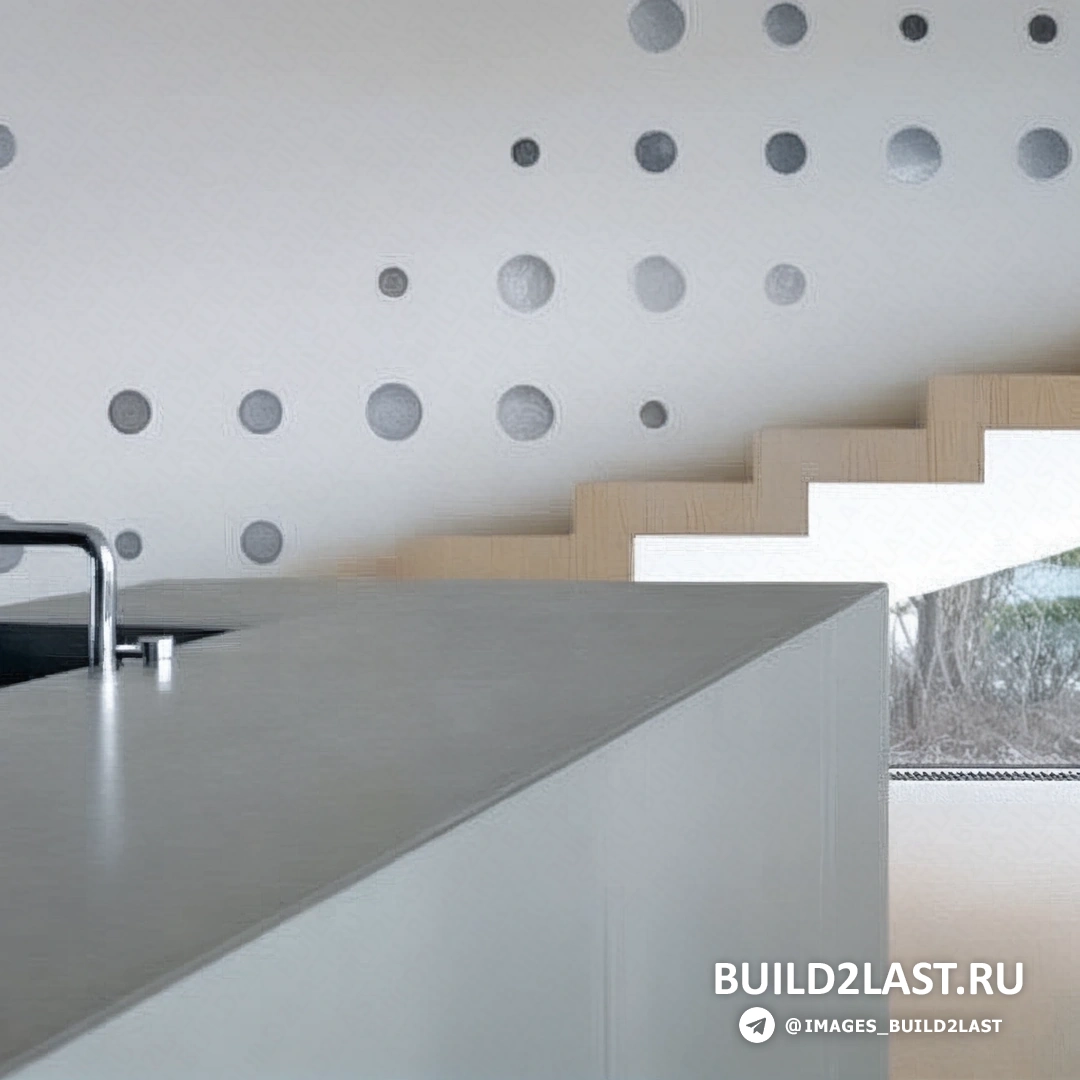 Фасад дома с деревянными панелями и зелеными насаждениями вокруг