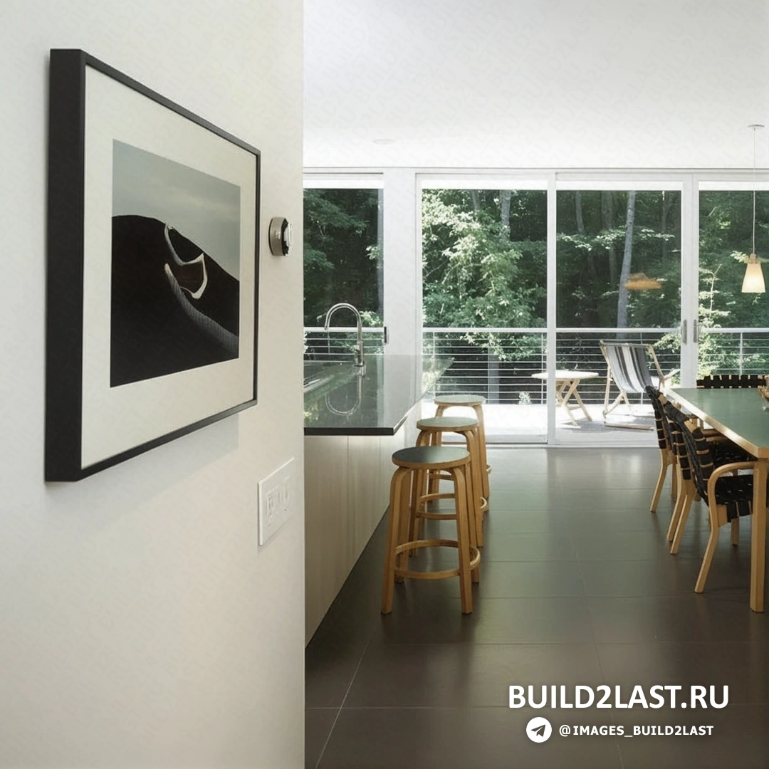 Гостиная с панорамным остеклением, голубыми и серыми тонами, деревянными элементами и эклектичным стилем в загородном доме.