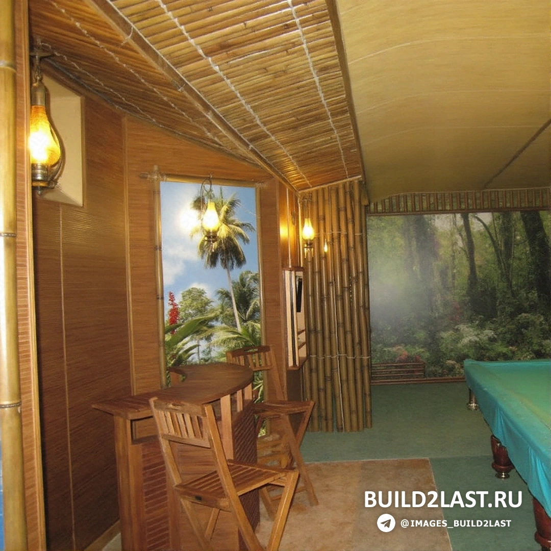 Гостиная в эко-стиле с кирпичными стенами, бамбуковыми элементами и фотообоями, с зелеными акцентами