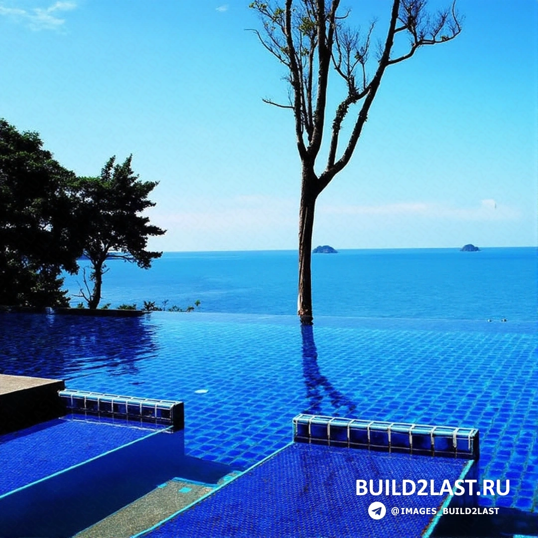 Греческий бассейн на побережье, кристально чистая вода и море.