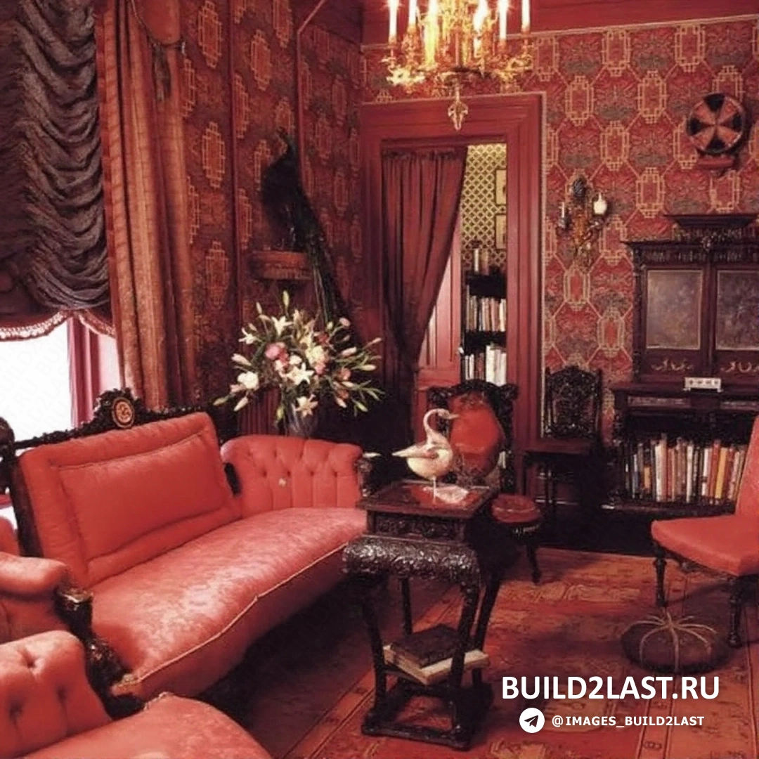 Классический камин в викторианском стиле с резными деревянными панелями и зеркалом на стене