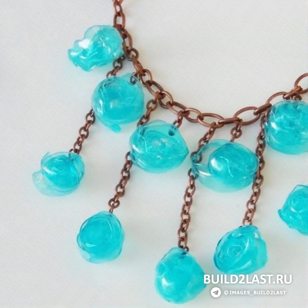 Люстра, созданная из пластиковых бутылок в голубых тонах