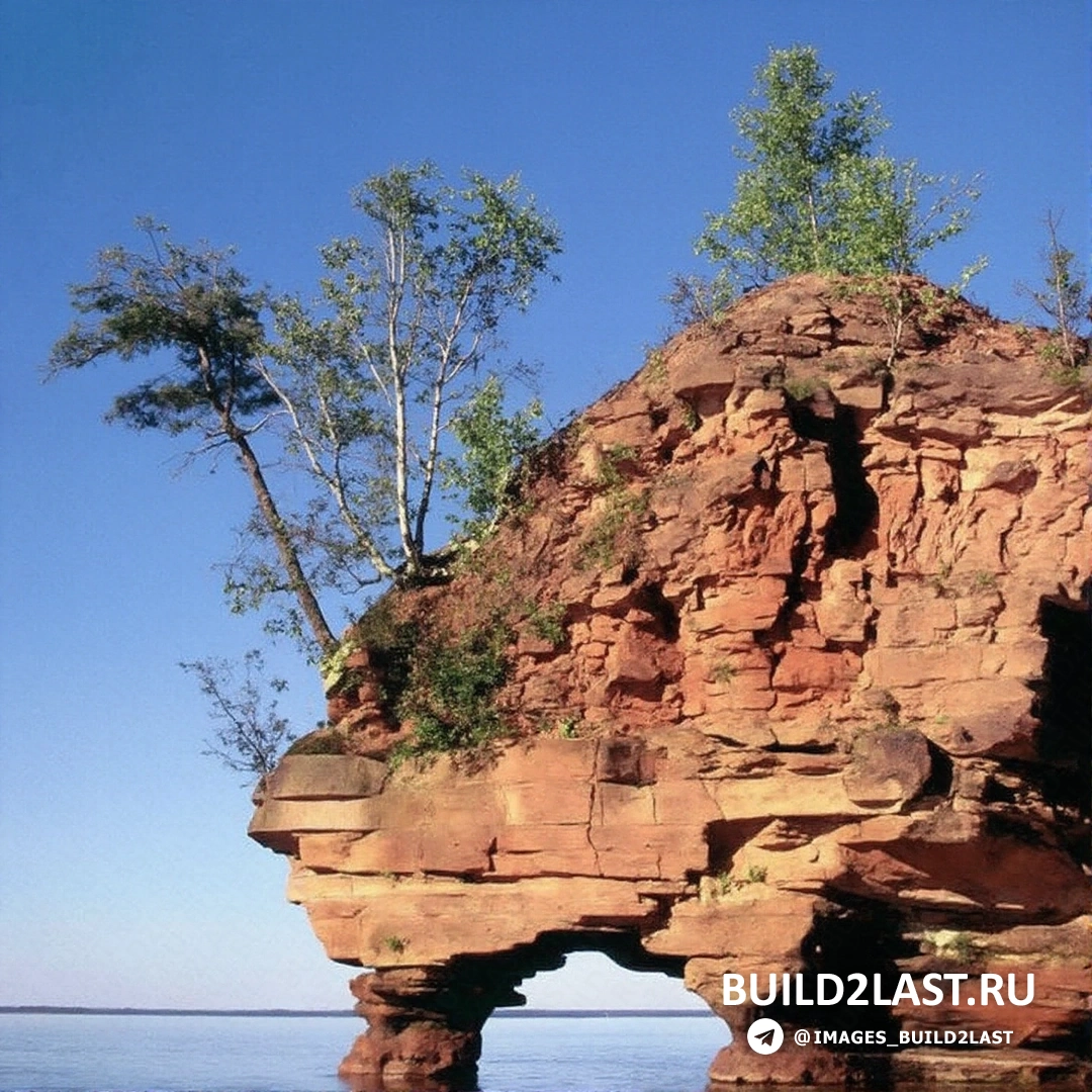 Массивная скала, образующая природный мост через реку