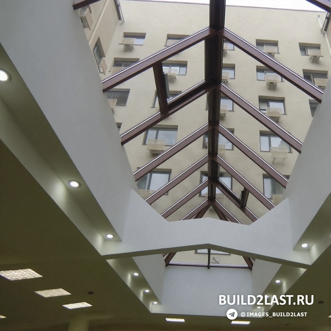 Простая стеклянная конструкция с алюминиевыми рамами, подходящая для кровли и освещения.