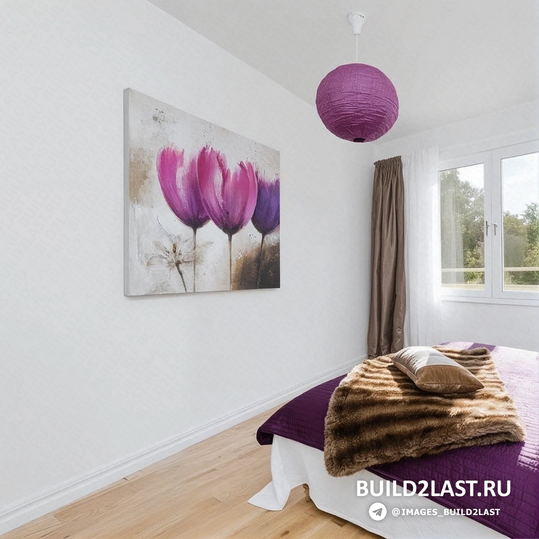 Спальня с кроватью, торшерами и декоративными подушками в белых и фиолетовых тонах.