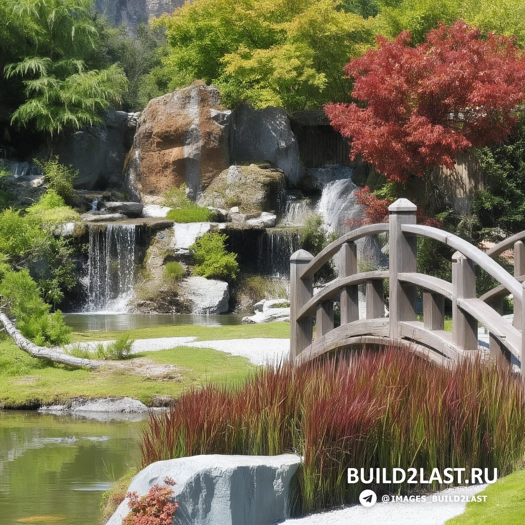 Светлый деревянный мост с коваными изделиями через газон и искусственный водоем