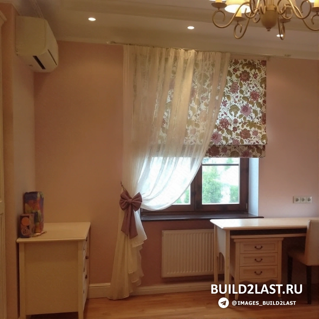 Уютная спальня с римскими шторами, создающими атмосферу комфорта