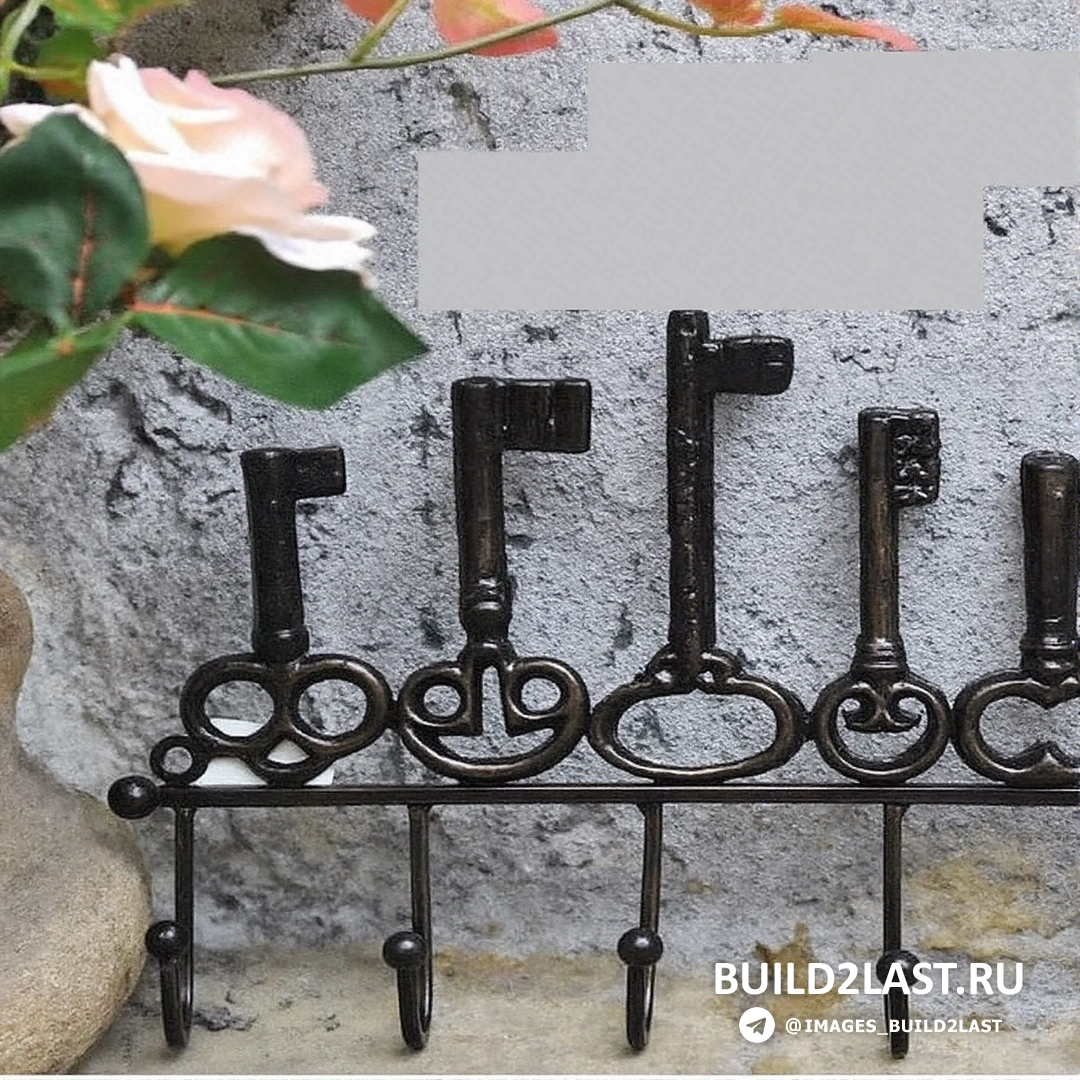 Вешалка с белыми и салатовыми элементами, в прихожей с креслами